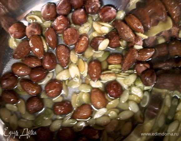 Греть на среднем огне помешивая. Чтобы карамель не подгорела, нужно периодически протирать кисточкой, смоченной в холодной воде, края кастрюли над карамелью, убирая прилипшие сахаринки.