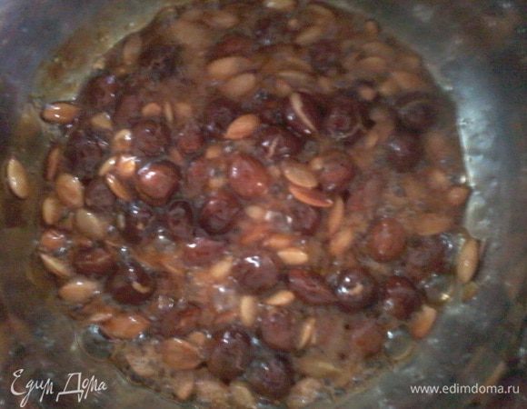 Когда карамель примет цвет золотисто-коричневый, снять с огня кастрюльку 