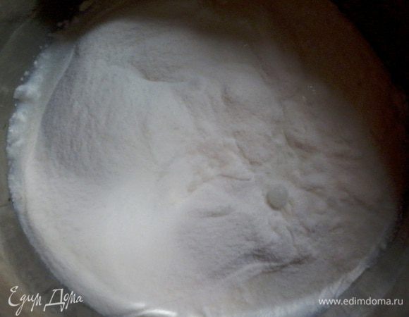 Для приготовления сгущенки необходимо смешать сахар, молоко и сухое молоко.