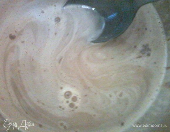 Когда растворится сахар, добавить 1 ч.л. растворимого кофе, обязательно щепотку соли (проверить на вкус) и продолжать греть смесь до загустения (консистенция густого сиропа).