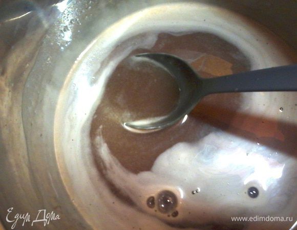 Смесь будет сначала нежно-бежевого цвета, а потом потемнеет до коричневого, и стане прозрачной, похожей на мед, в этот момент и нужно снимать с огня).
Дать сгущенке остыть, при этом она еще загустеет