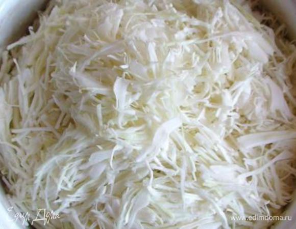 Капусту нашинкуйте.