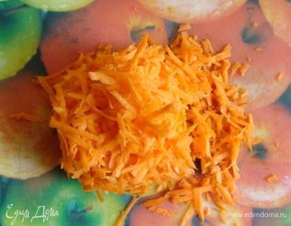 Морковь натрите на терке.