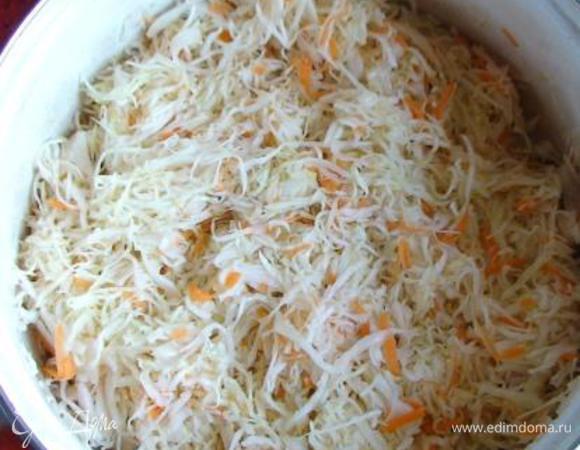 Смешайте капусту с морковью, солью и сахаром (на этом этапе уже выделится сок).