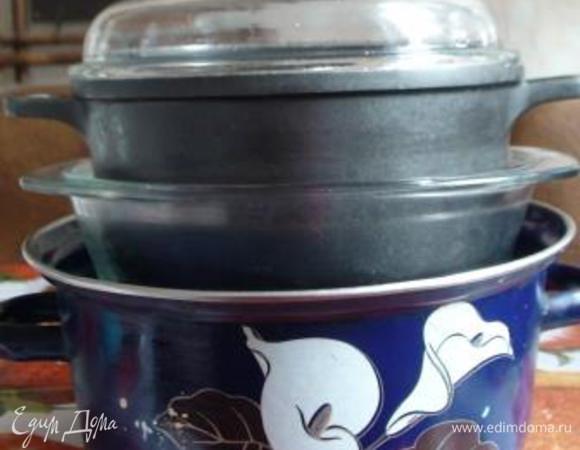 Сверху положите тарелку, на нее — гнет и держите на кухне 5–6 дней. Как только на поверхности капусты выступит пена, сделайте в капусте несколько проколов деревянной палочкой.