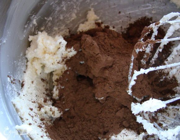 Добавить кэроб, пек.порошок, щепотку соли...