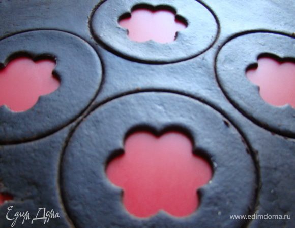 Раскатать тесто, вырезать печенье, внутри тоже сделать круг