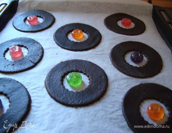 В центр каждого печенья выкладываем конфетку