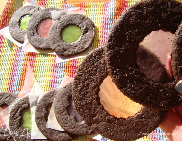 Охлаждаем печенье на противне, снимаем, храним между листами пергамента, чтобы карамель не слиплась