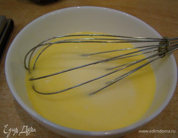 Молоко немного подогреть, добавить кусочек слив. масла, растопить.