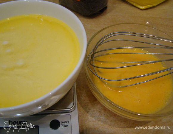 Добавить растительное масло, яйца взбить венчиком.
