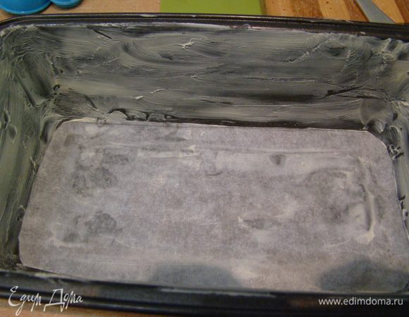 Форму смазать маслом.