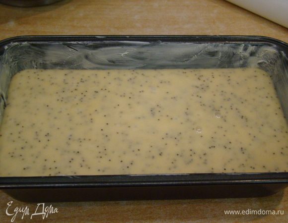 Смешать все ингредиенты, вылить тесто в форму.