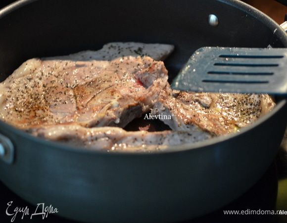 Разогреть сковороду, растительное масло, затем выложить свиные отбивные предварительно посолив и поперчив. Обжариваем с 2 х сторон.
Убрать на тарелку.