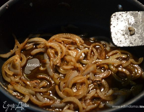 Выложить лук и обжаривать 2-3 мин. Затем добавим уксус, чили, натуральный  кленовый сироп, вода 1/4 стакана и вуштерский соус. Перемешивая довести до кипения .