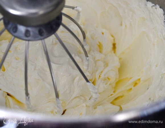 Начнем с приготовления франжипана. Из указанного количества ингредиентов у меня получился ровно 1 кг продукта!... В чашу кухонного комбайна (миксера) положить размягченное масло и сахарную пудру и начать взбивать. Добавить ром (я не добавляла).