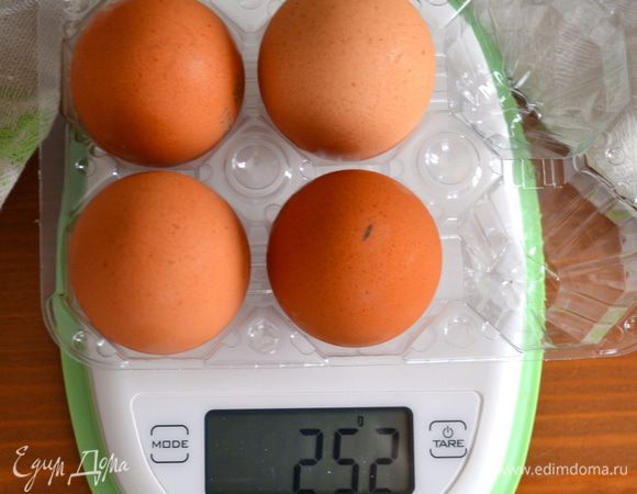 Добавить по одному 250 г яиц (у меня получилось как раз 4 яйца) и еще раз все тщательно перемешать. Положить семена ванили. 