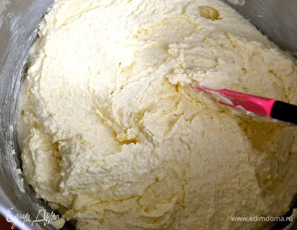 В конце всыпать всю муку (просеянную) и аккуратно перемешать движениями снизу вверх. Наш франжипан готов. 300 г мы используем в рецепте, остальное можно убрать в холодильник, или даже заморозить...