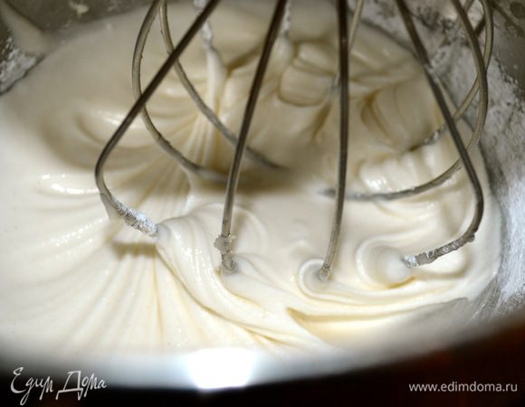 Теперь подготовим глазурь. Для этого можно просто венчиком в миске (я в чаше миксера) слегка взбить белки (60 г). Добавить частями сахарную пудру и как следует размешать. 
