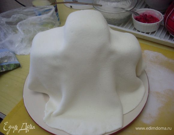 Выложить пласт из мастики на заготовку, оставив произвольно получившиеся складки.