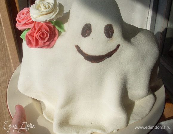 Нарисовать "лицо" привидения черным шоколадом. По желанию украсить цветочками.