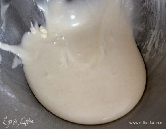 В конце добавить муку и снова перемешать до однородности. Глазурь готова.