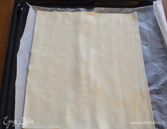 Перейдем к сборке печенья. Я упростила себе задачу и воспользовалась уже готовым слоеным тестом, нам потребуются два прямоугольника. Если Вы используете домашнее слоеное тесто, раскатать его толщиной в 1-1,5 мм. Желательно не больше. Так как в процессе выпечки тесто будет расти и печенье может немного завалиться в сторону.