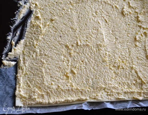 Выложить на тесто слой франжипана и распределить его ровным тонким слоем по тесту. Лучше будет, если Вы предварительно охладите франжипан немного в холодильнике... Я этого сразу не сделала, и в конце (на второй партии печенья) он немного подтек... ((( 