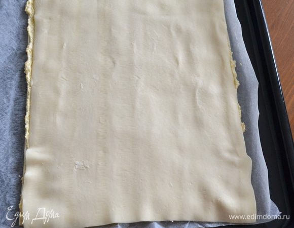 Накрыть вторым слоем теста.