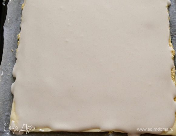 Сверху слоем нанести глазурь.