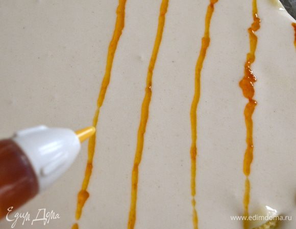 В конце сделать "решеточку" (как на кростату) из абрикосового джема. Можно просто сделать конус из пекарской бумаги (Лука так и сделал!) и наполнить его джемом... Я воспользовалась кондитерским шприцем с тонкой насадкой... Но, здесь допустила ошибку. Джем не протерла предварительно через ситечко (а, видимо, надо было!!!), и время от времени дырочка в шприце забивалась маленькими абрикосовыми кусочками-корочками... (((( В общем, полосочки у меня получились не очень ровными! Ну, ничего в следующий раз доработаю этот момент! ;))) Затем длинным и острым ножом нарезать печенье полосками 10Х2 см.  