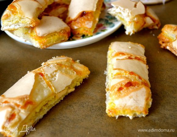 Уложить на противень на небольшом расстоянии друг от друга и выпекать в заранее разогретой до 170 С духовке 20 минут.