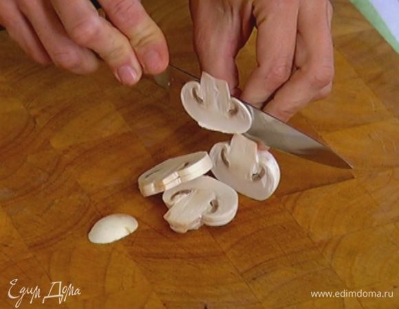 Шампиньоны нарезать тонкими пластинками.