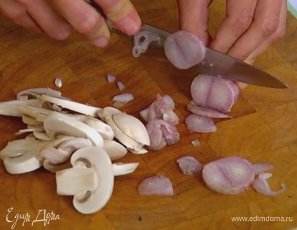 Лук почистить и нарезать тонкими полукольцами.