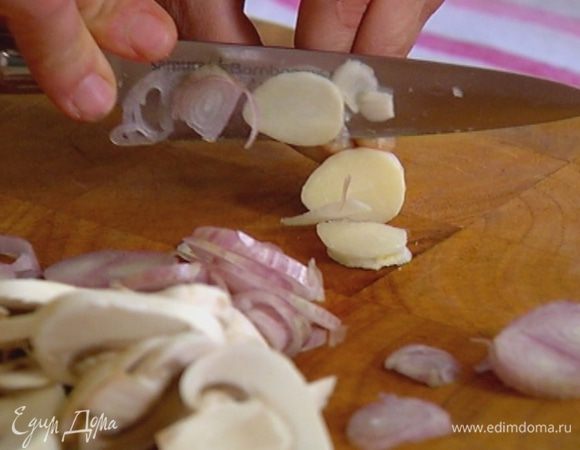 Чеснок почистить и нарезать тонкими пластинками.