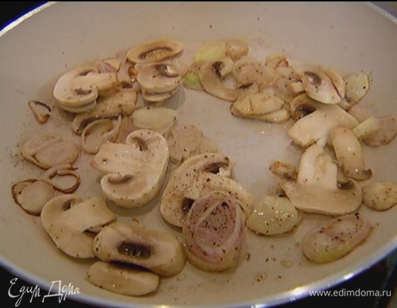 Разогреть в сковороде 1 ст. ложку оливкового масла, выложить грибы, лук и чеснок, посолить, поперчить, перемешать и обжарить.