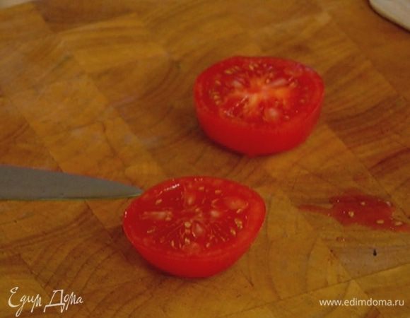 Красный помидор разрезать пополам и, удалив сок с семенами, нарезать мякоть небольшими кубиками.