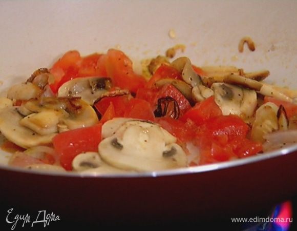 Кубики красного помидора добавить в сковороду с грибами, перемешать и обжаривать на медленном огне 3–4 минуты.