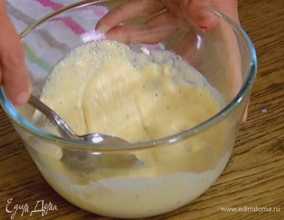 Приготовить кляр: соединить муку, кукурузную муку, посолить, поперчить, влить молоко и перемешать.