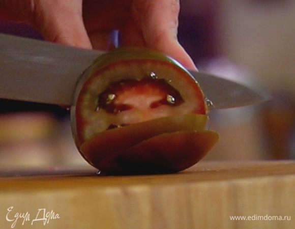 Зеленый помидор нарезать толстыми кружками и выложить в кляр.