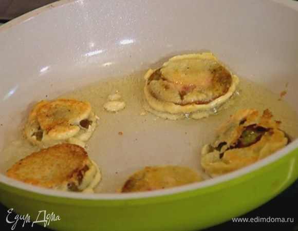 Разогреть в отдельной сковороде оставшееся оливковое масло и обжаривать помидоры в кляре по 1–2 минуты с каждой стороны до золотистой корочки.