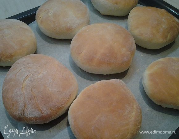 Выпекать булочки 15-20 минут (все зависит от вашей духовки). А дальше полет вашей фантазии. Делаем гамбургеры, бургеры, чизбургеры или просто с маслом. Приятного аппетита.