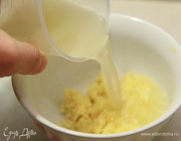 Из лимона выжать сок. Соединить лимонный сок с натёртым имбирём.