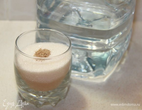 В бродильную ёмкость налить 2 литра воды. Отмерить сахар и дрожжи.