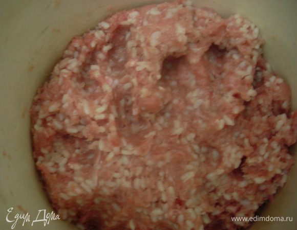 Приготовить фарш с добавлением лука, отварить рис до полуготовности. Остудить рис и добавить к фаршу. Посолить.