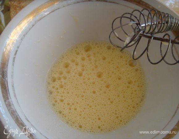 Яйцо взбить с сахаром, солью и ванилью.