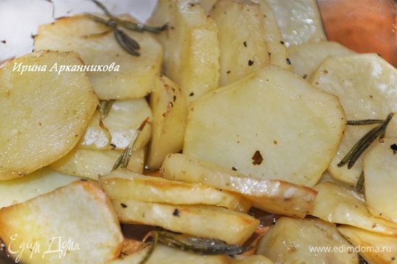 Картофель очистить и порезать толстыми кружками.