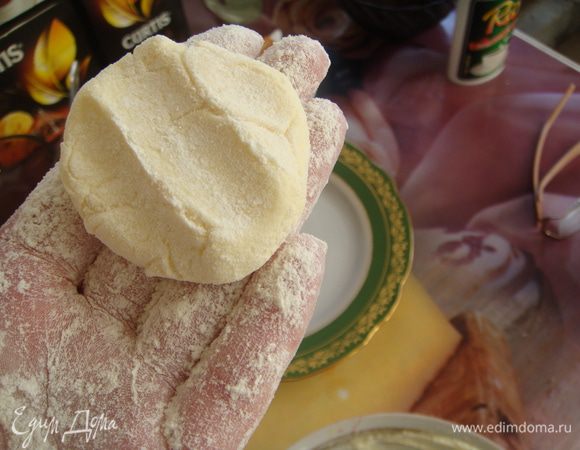 Вот такие лепешечки отправить на разогретую сковороду, обжарить с двух сторон под крышкой до готовности.