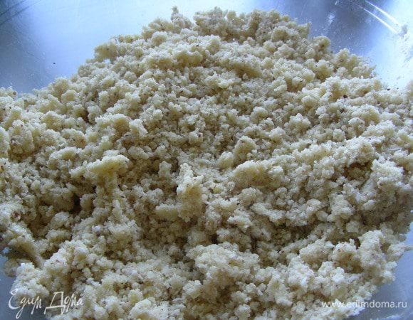 Смешиваем кокосовую стружку, миндаль, муку, сахар, ванильный сахар, соль. Добавляем масло, порезанное кубиками и все протираем в крошку (руками или в комбайне). 
