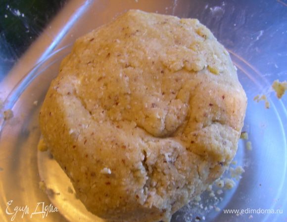 В конце добавляем желтки и домешиваем тесто руками, формируем шар. Заворачиваем его в пищевую пленку и отправляем в холодильник на 1 час. 